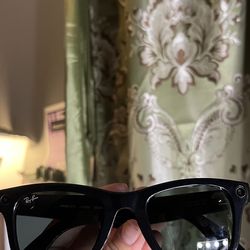 Meta ai raybans, used 2 times.