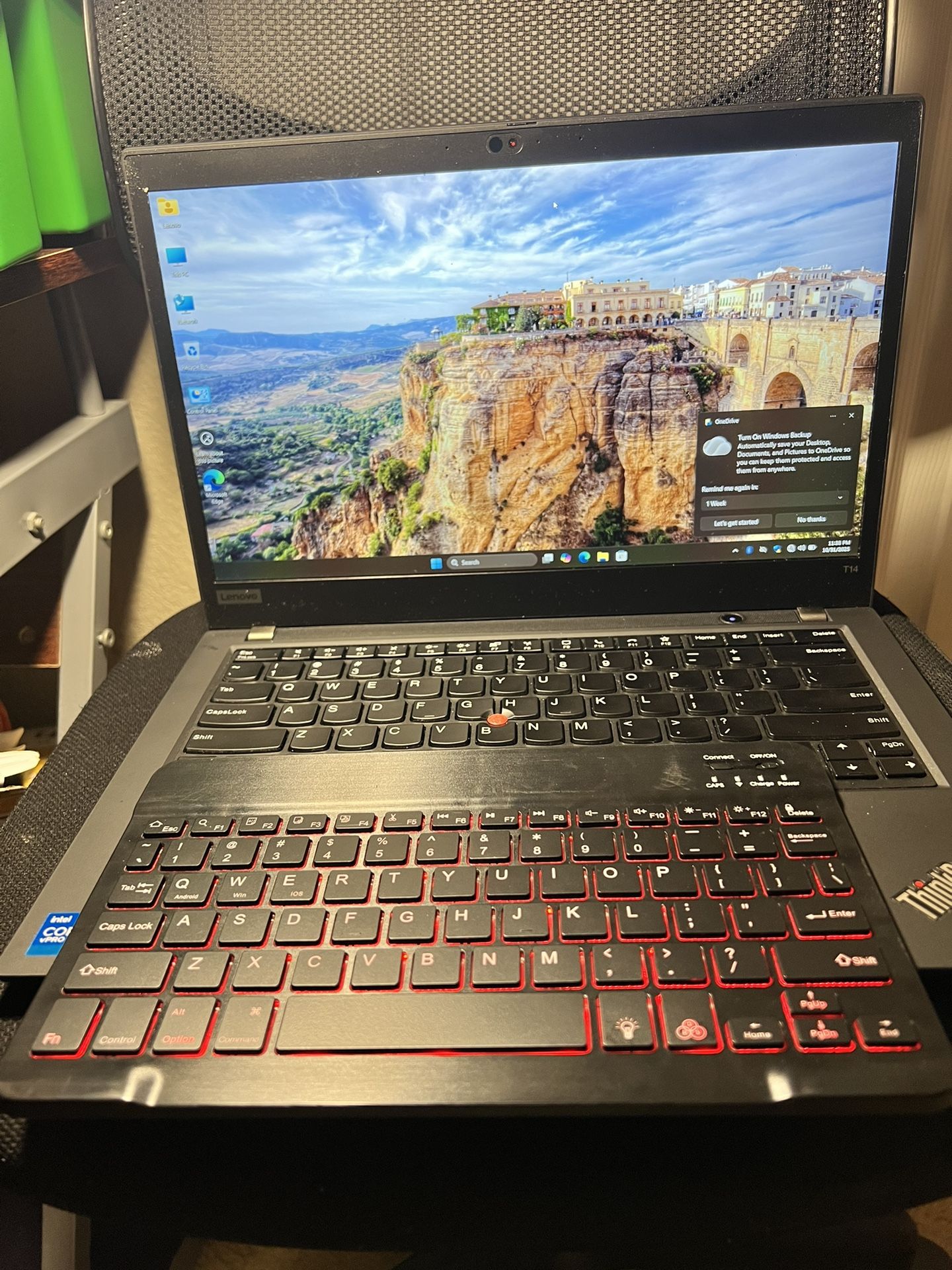 Lenovo Thinkpad T14 gen 2 touchscreen, i5-11th gen, 16gb ram, 256gb ssd, good working, battery has 49cycles charges, keyboard has issue with 6 keys a,