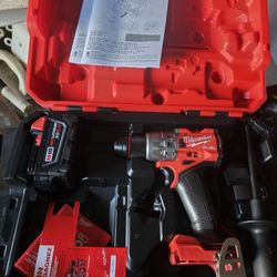 Milwaukee Hammer Drill/Driver w/ 5.0 Ah Battery 2904-22