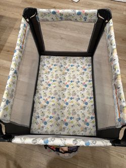 Graco Pack ’n Play On the Go Playard – Excellent Condition