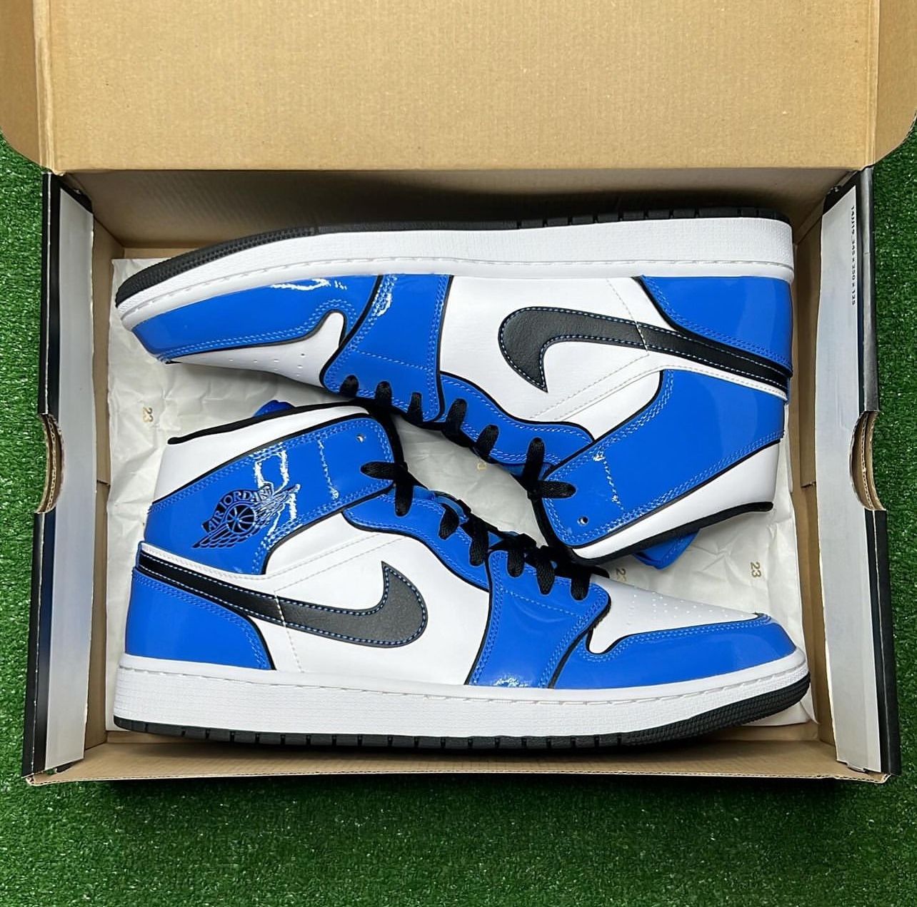 Jordan 1 Mid “ Signal Blue “