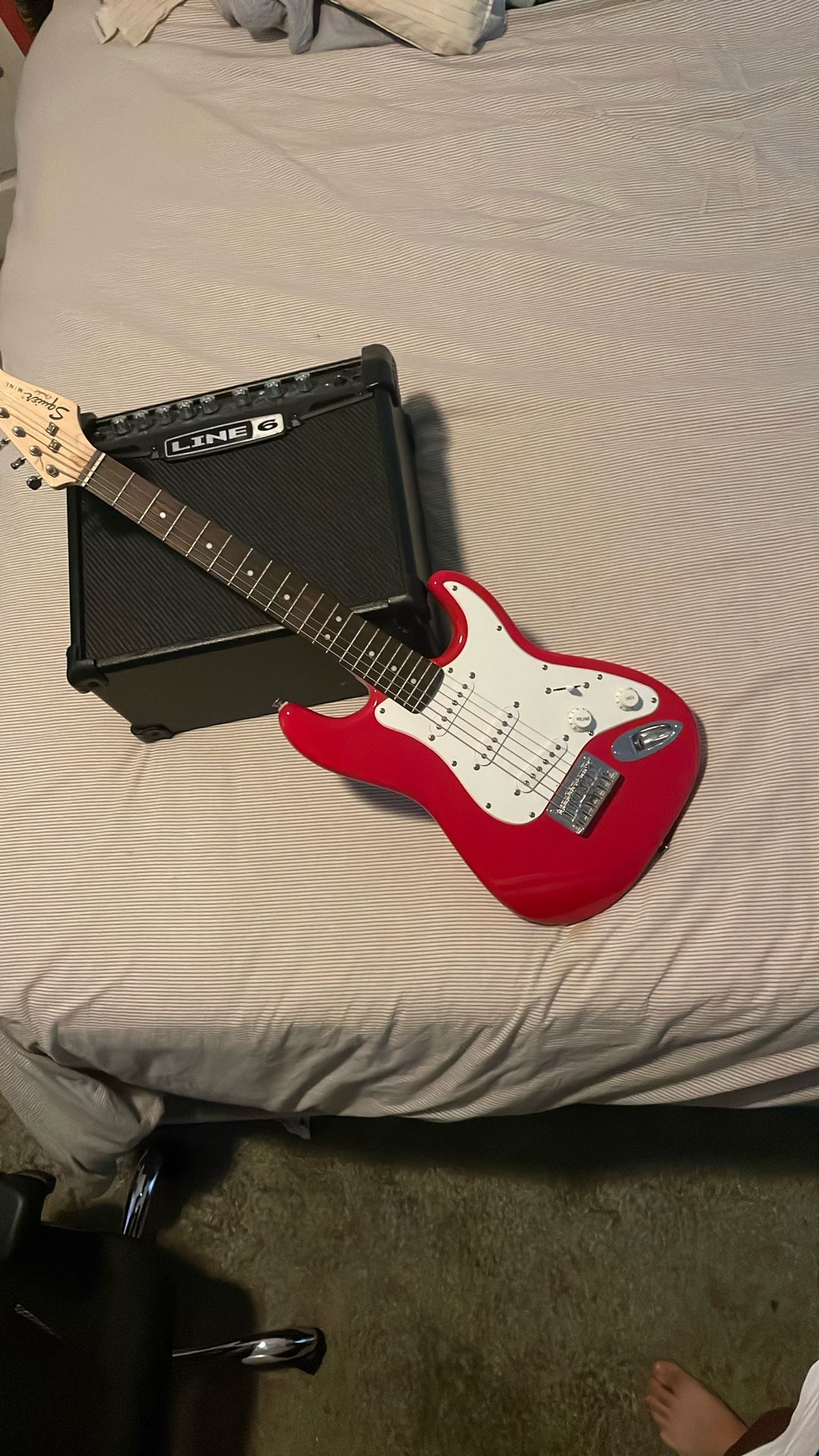 Fender Squier Mini With Spider IV Line 6 Amp NO CABLES