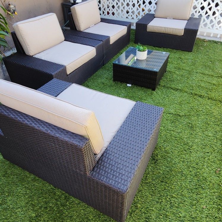 New Patio Set / Outdoor Furniture / Wide Chairs.