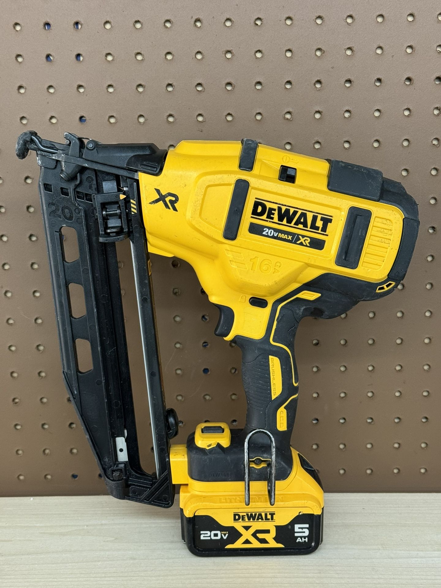 DeWalt DCN660 20V 16-GA 2-1/2" Angled Finish Nailer w/5Ah Battery