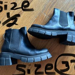 Woman Black Boots Size 6 1/2