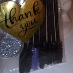 10 Eyelash brushes and silver glitter