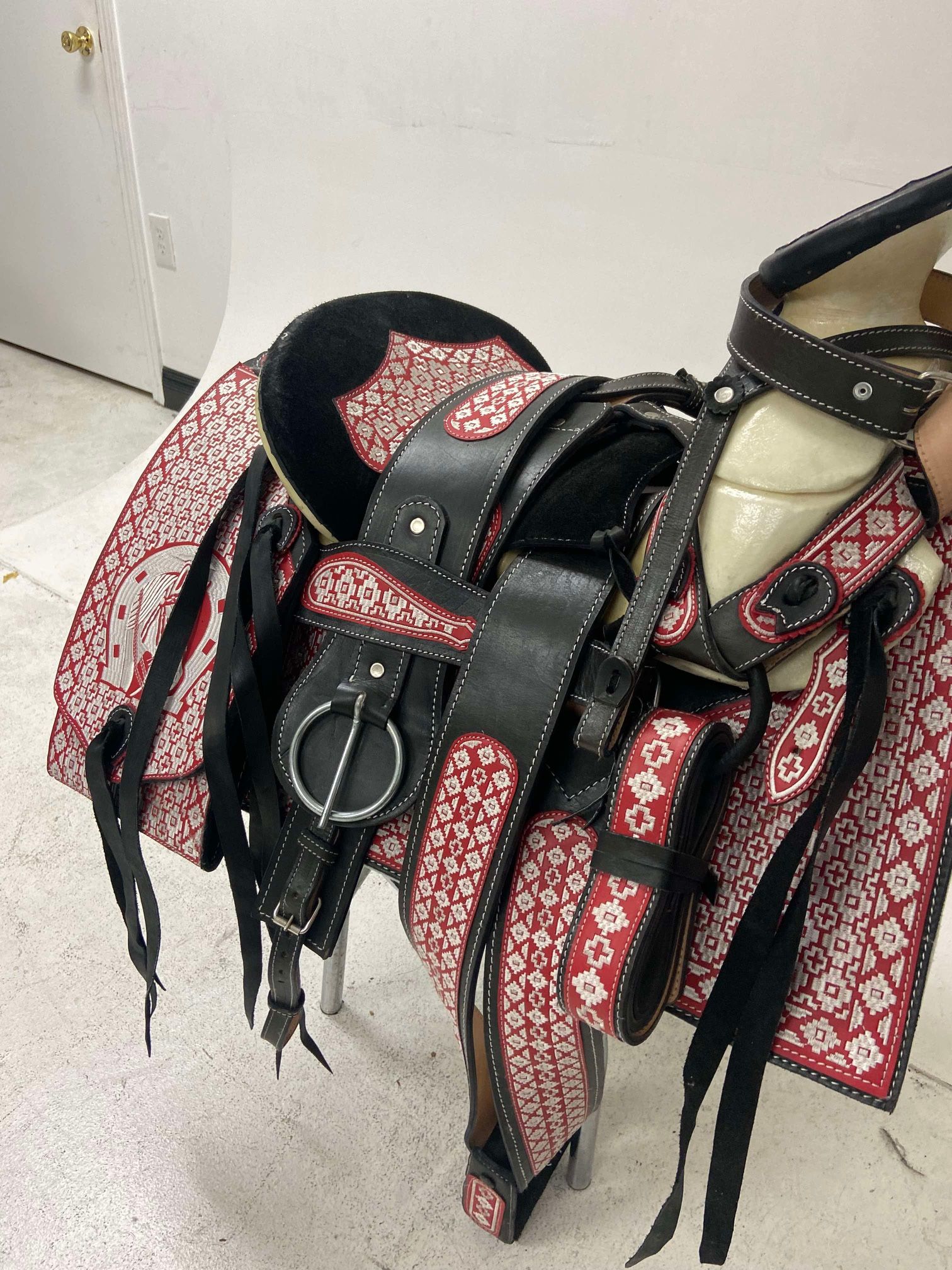 Montura charra bordada con cantinas Cuadradas