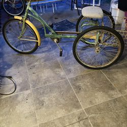 Nice Riding Old School Tricycle (JohnDeer) 