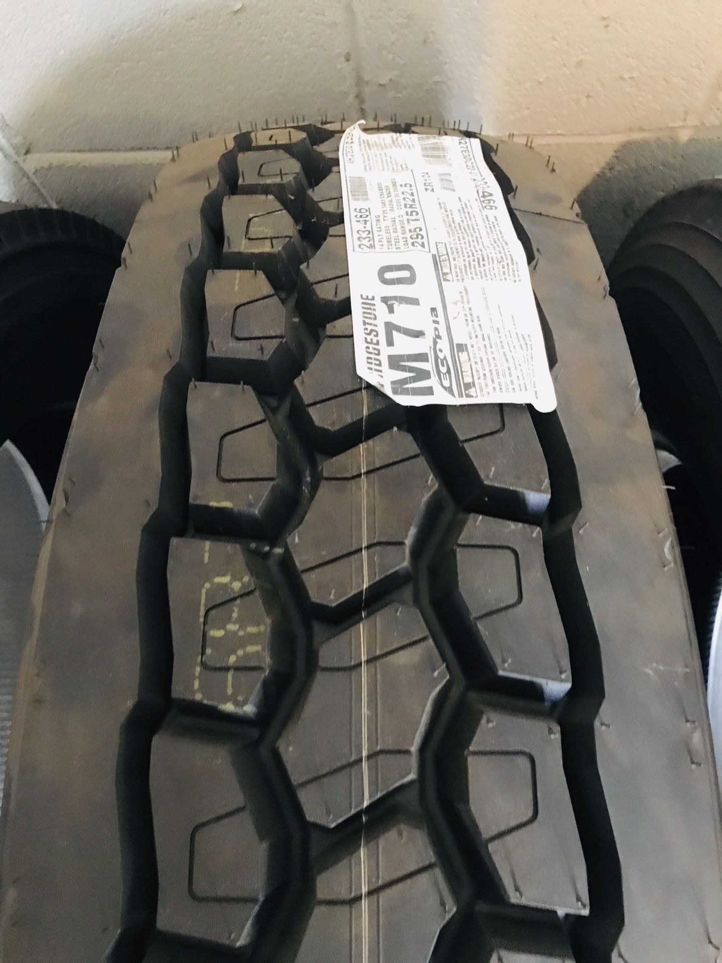 COMMERCIAL TRUCK AND TRAILER TIRES. LLANTAS PARA CAMIÓN TRAILA