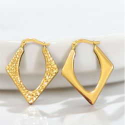 18K Gold B2B Plain/Diamond Cut Diamond Shaped Hoop Earrings 