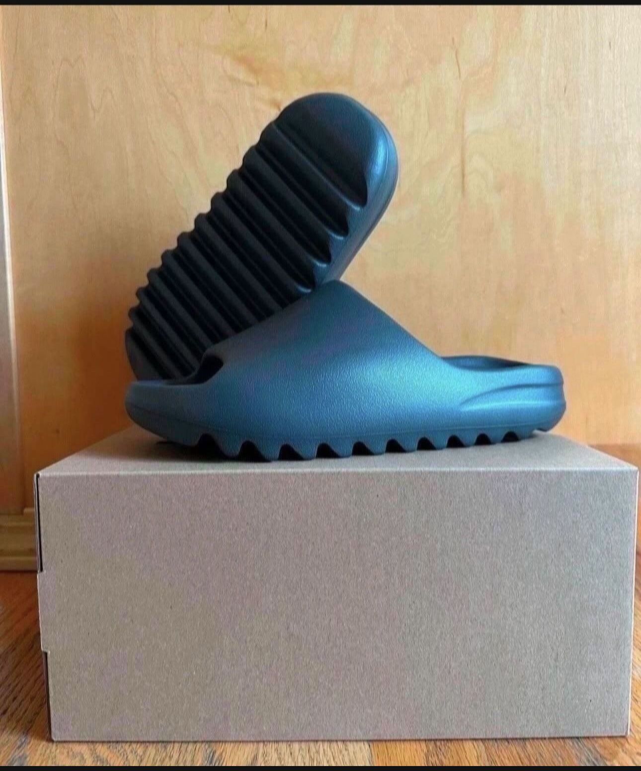 Adidas Yeezy Slide Granite ID4132 Men’s Size 9 Brand New