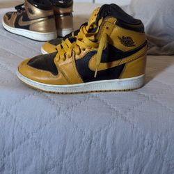 There Are Used Size 7 Black And Yellow Jordans 