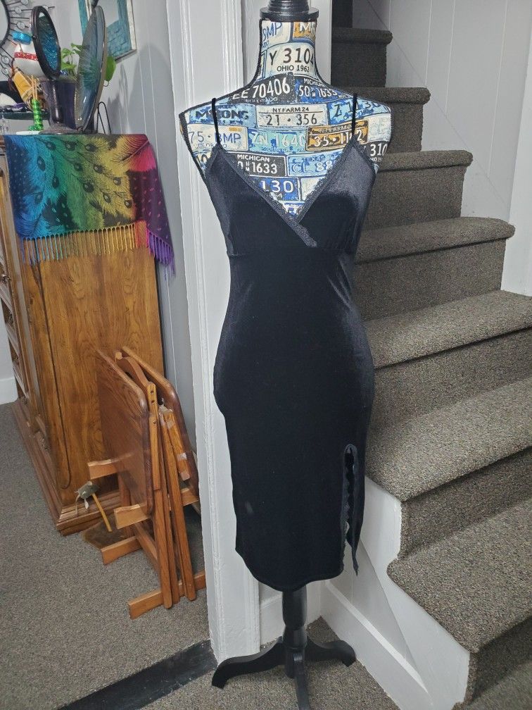BLACK CRUSHED VELVET LACE LINED BODY CON DRESS!