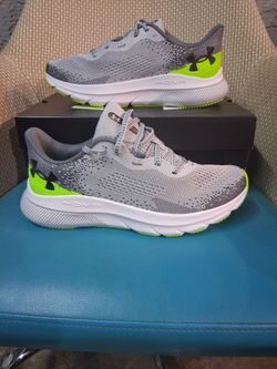 Under Armour size 9M