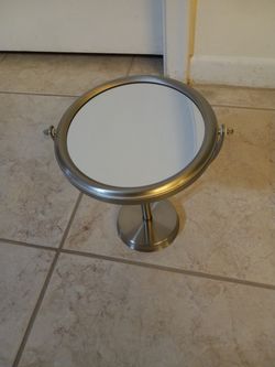 COUNTERTOP MAGNIFYIING MIRROR