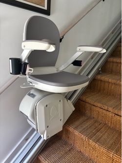 13 step Acorn chair lift
