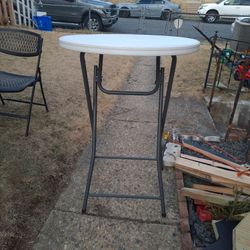 Round Table4 Ft High. 25$