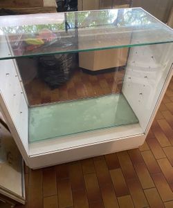 Showcase With 3 Glass Shelves 37”Lx20”Wx40”H