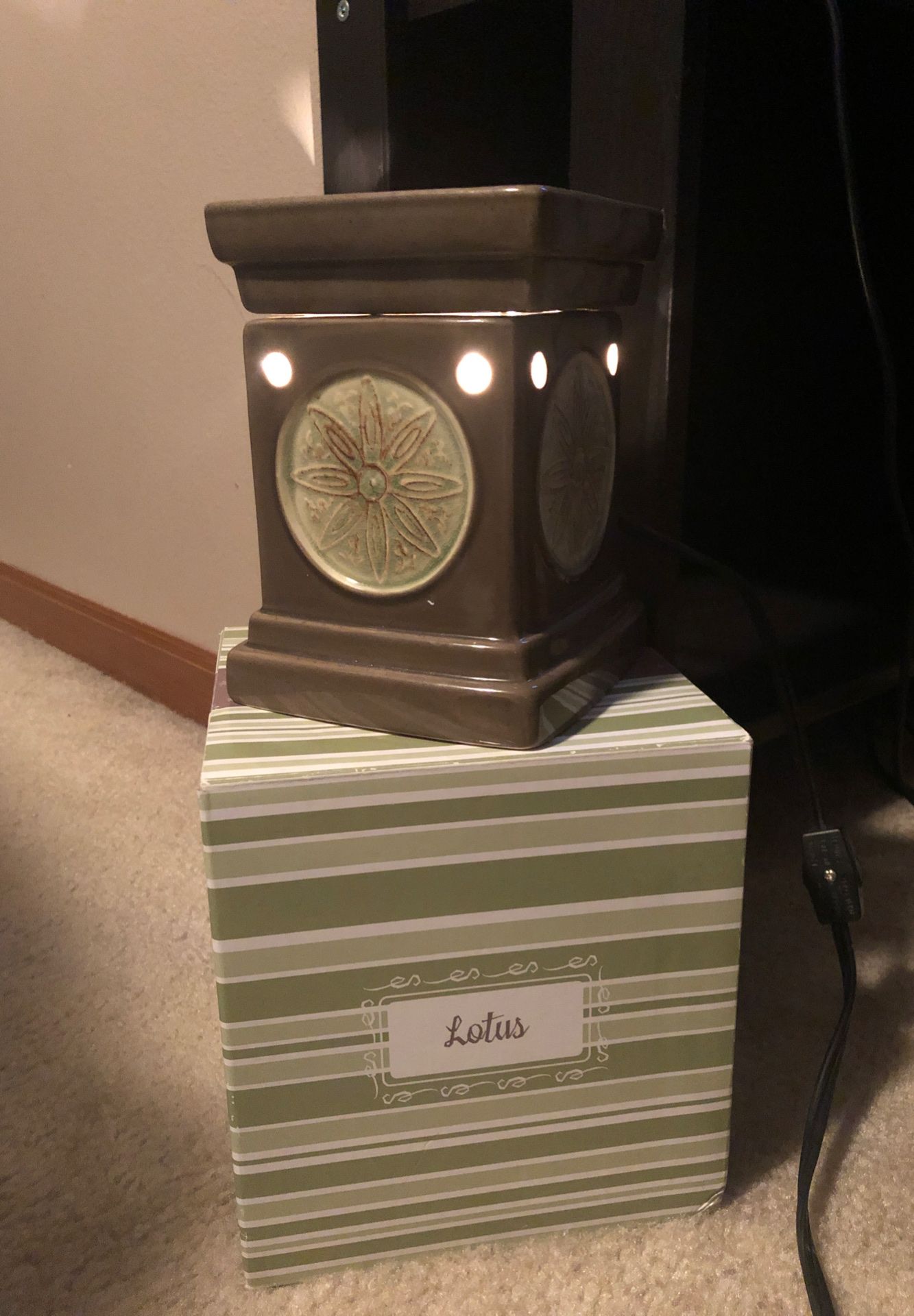 Scentsy Lotus wax warmer