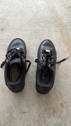 Tennis shoes