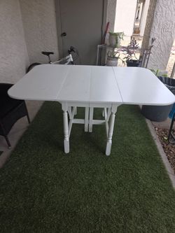 Mesa blanca de madera para 6 personas
