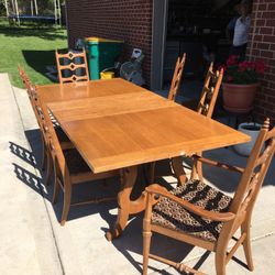 Dining table with three extensions and 6 chairs