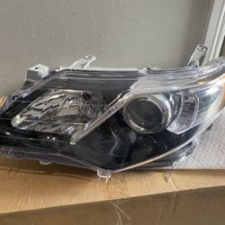 2012-2014 Toyota Camry SE Left Headlight 