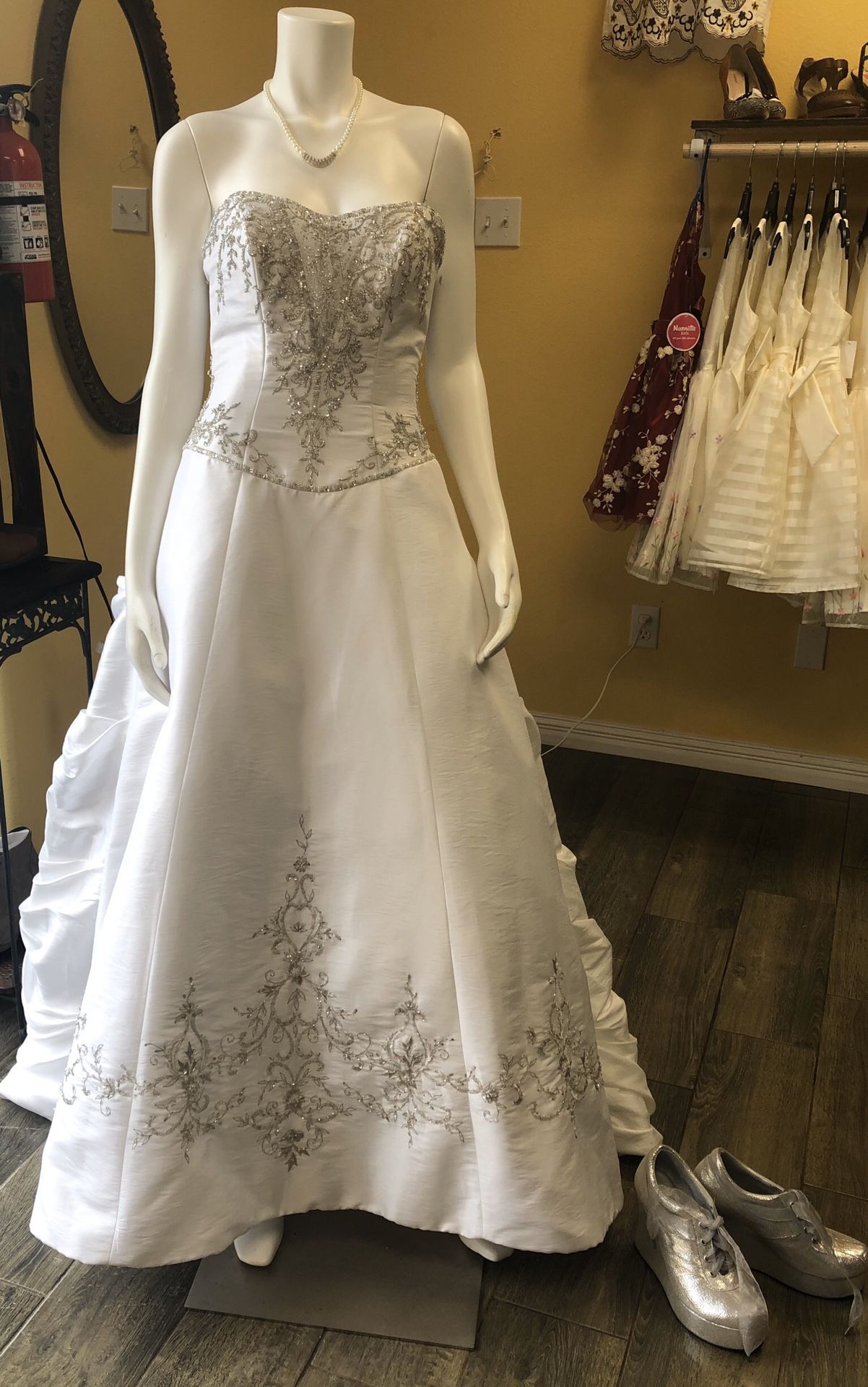 Beautiful wedding dress size 8