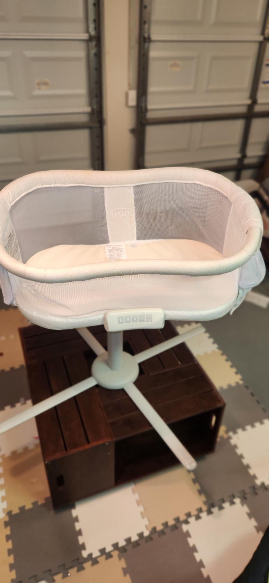 For Sale: HALO Bassinest Swivel Sleeper