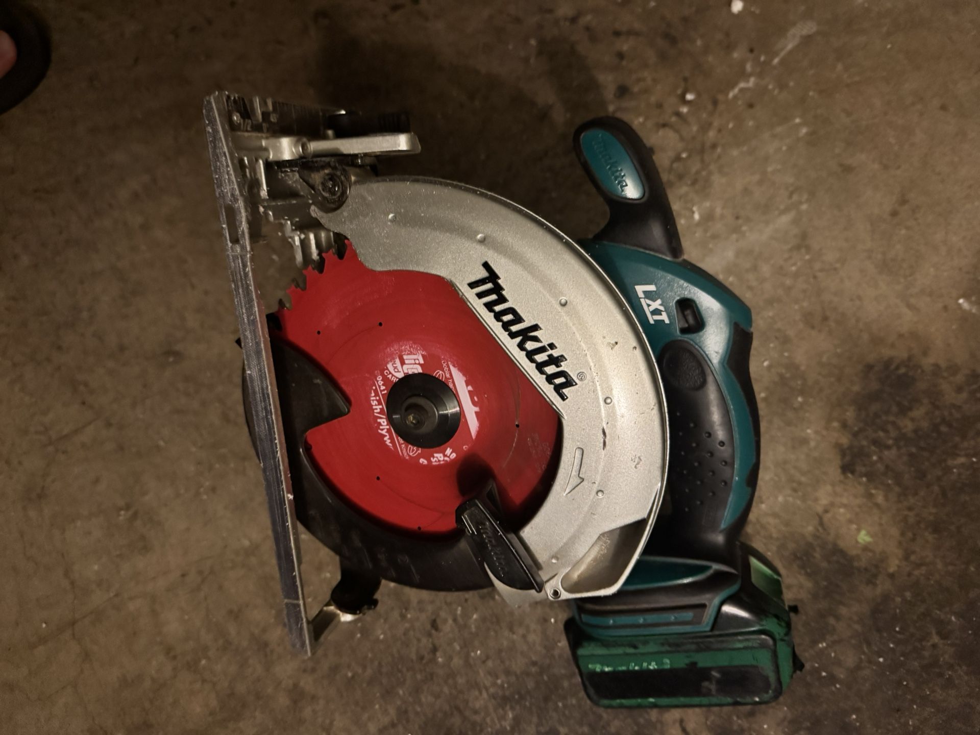 18V LXT Lithium-Ion Cordless 6-1/2 in. Lightweight Circular Saw and General Purpose Blade (Tool-Only)