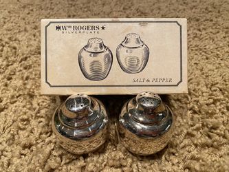 Wm Rogers Vintage Silverplate Salt And Pepper Shakers