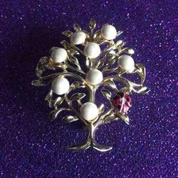 Vintage gold tone Tree  brooch with 8 pearls and Ladybug 🐞.