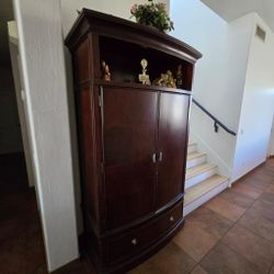 Beautiful Dark Wood Armoire – Spacious & Stylish!