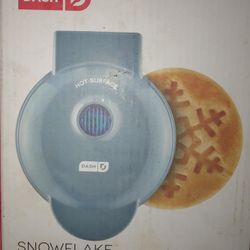 Dash mini Waffle iron Snowflake design