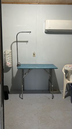 Dog grooming table