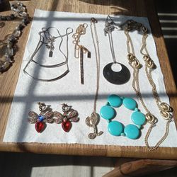 Lot Of 7 Vintage Pieces Costume Jewelry 