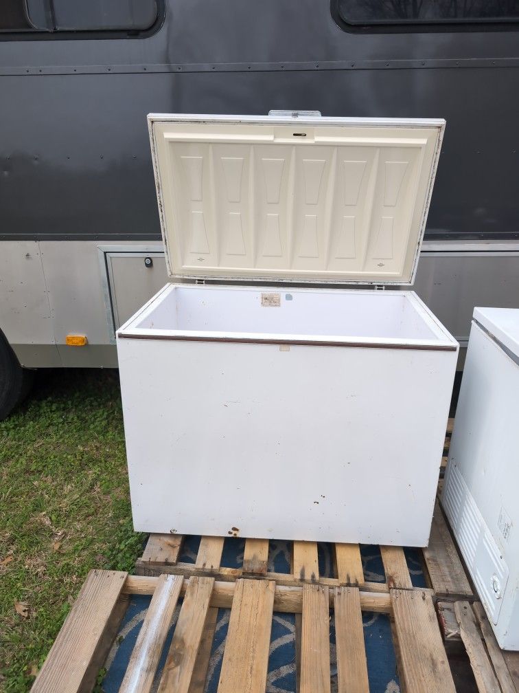 Frigidaire Commercial Deep Freezer for Sale in Avon, AL OfferUp