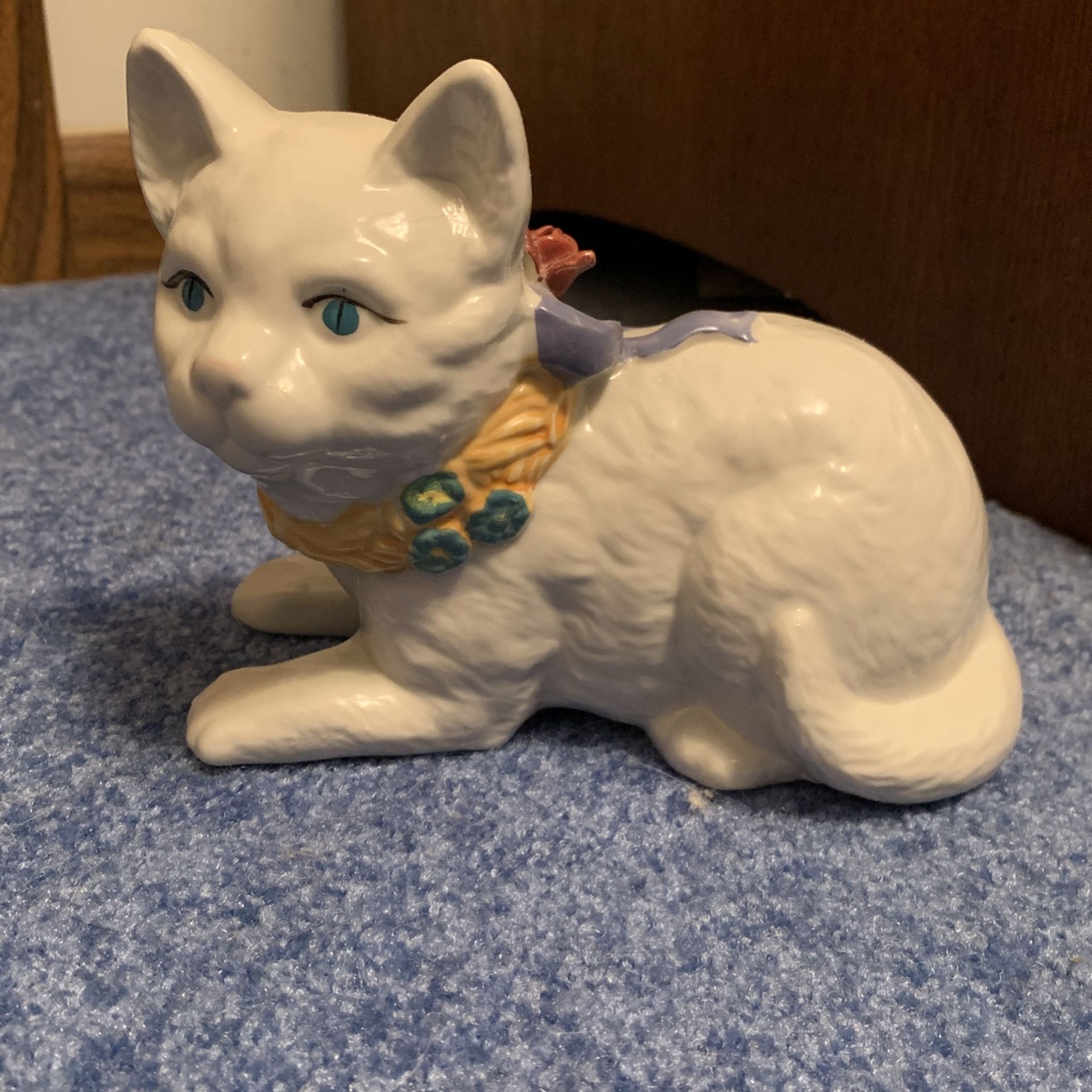 white ceramic Cat 