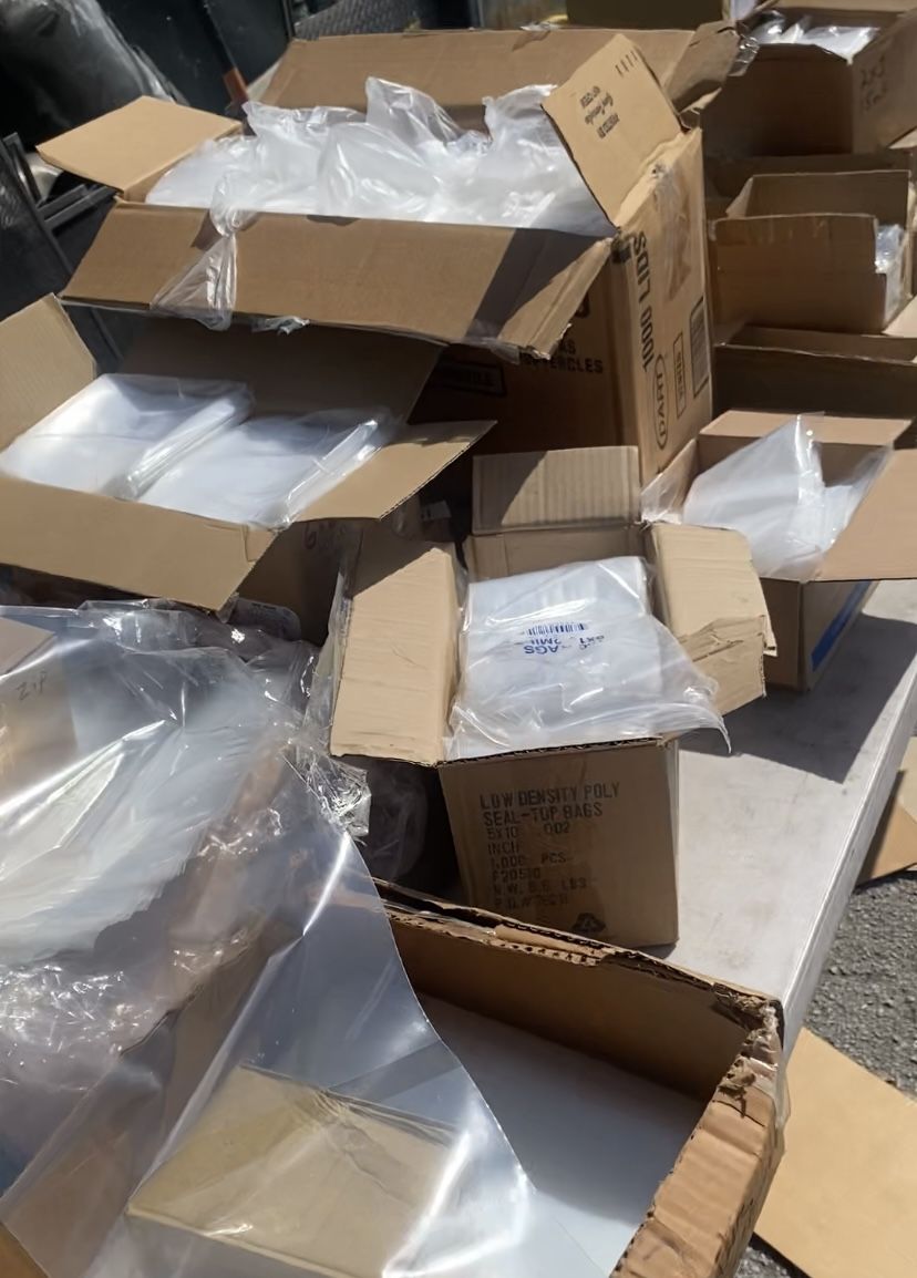 π¦ Over 200 Boxes of Brand New Poly Bags β Bulk Sale π¦ (Only while supplies last!) β¨ Perfect for: π E-commerce & shipping businesses π Food servic