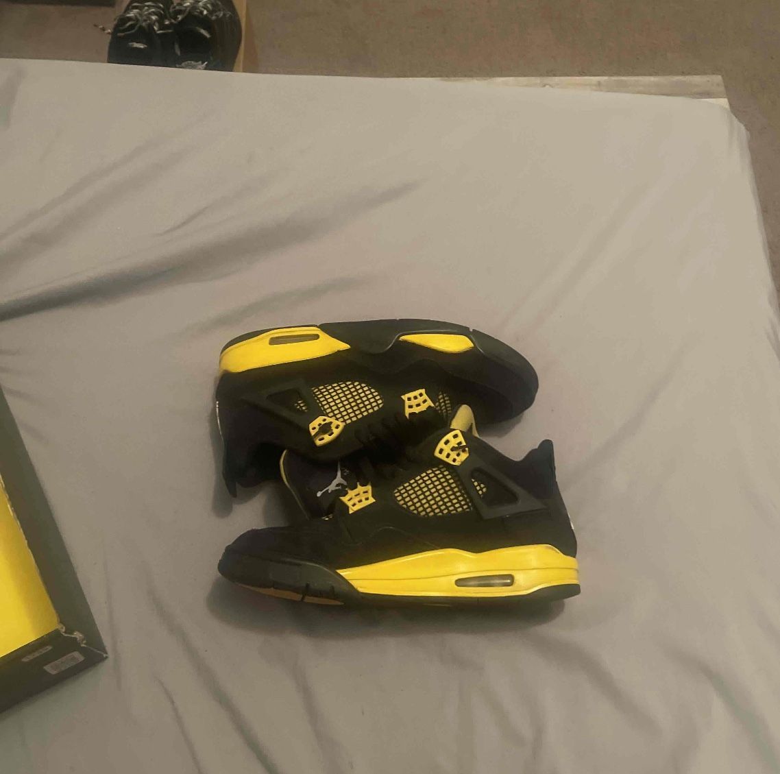 JORDAN 4 RETRO THUNDERS