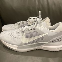 Brand New Women’s Nike Air Zoom Vomero 15 - Size 7 - $80