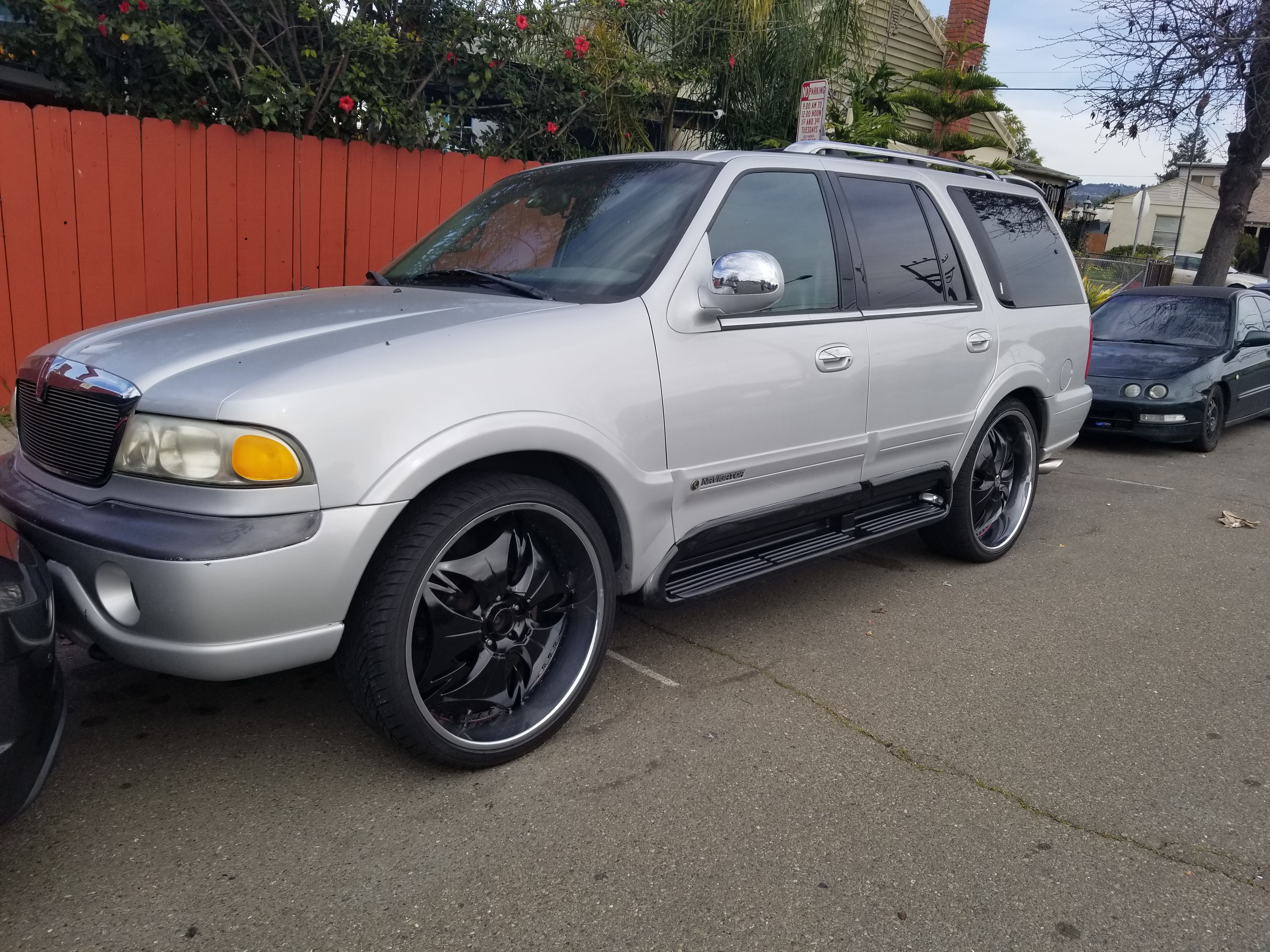 Lincoln navigator 1998 26s rims clean tile