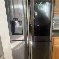Samsung 28 cu. ft. Capacity French 4-Door Refrigerator selling for Parts only