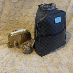 Black Medium Backpack .