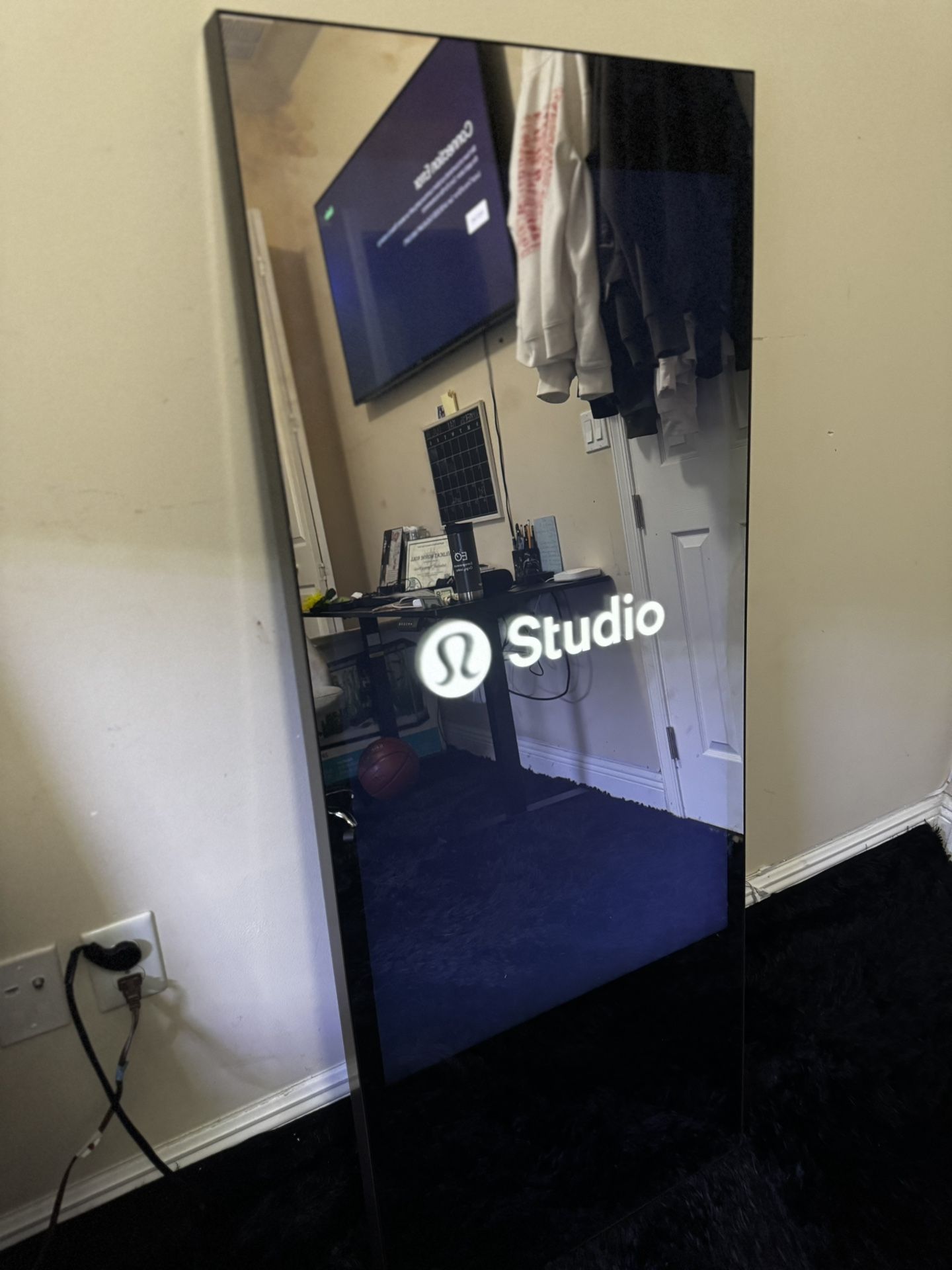 Lululemon Mirror Studio Model 1