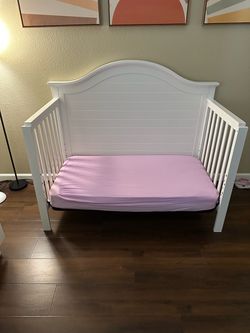 Crib/toddler bed with mattress