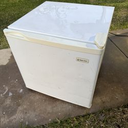 Magic Chefs Mini Fridge 