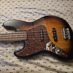 Left-handed Squier by Fender Jazz Bass
Sunburst