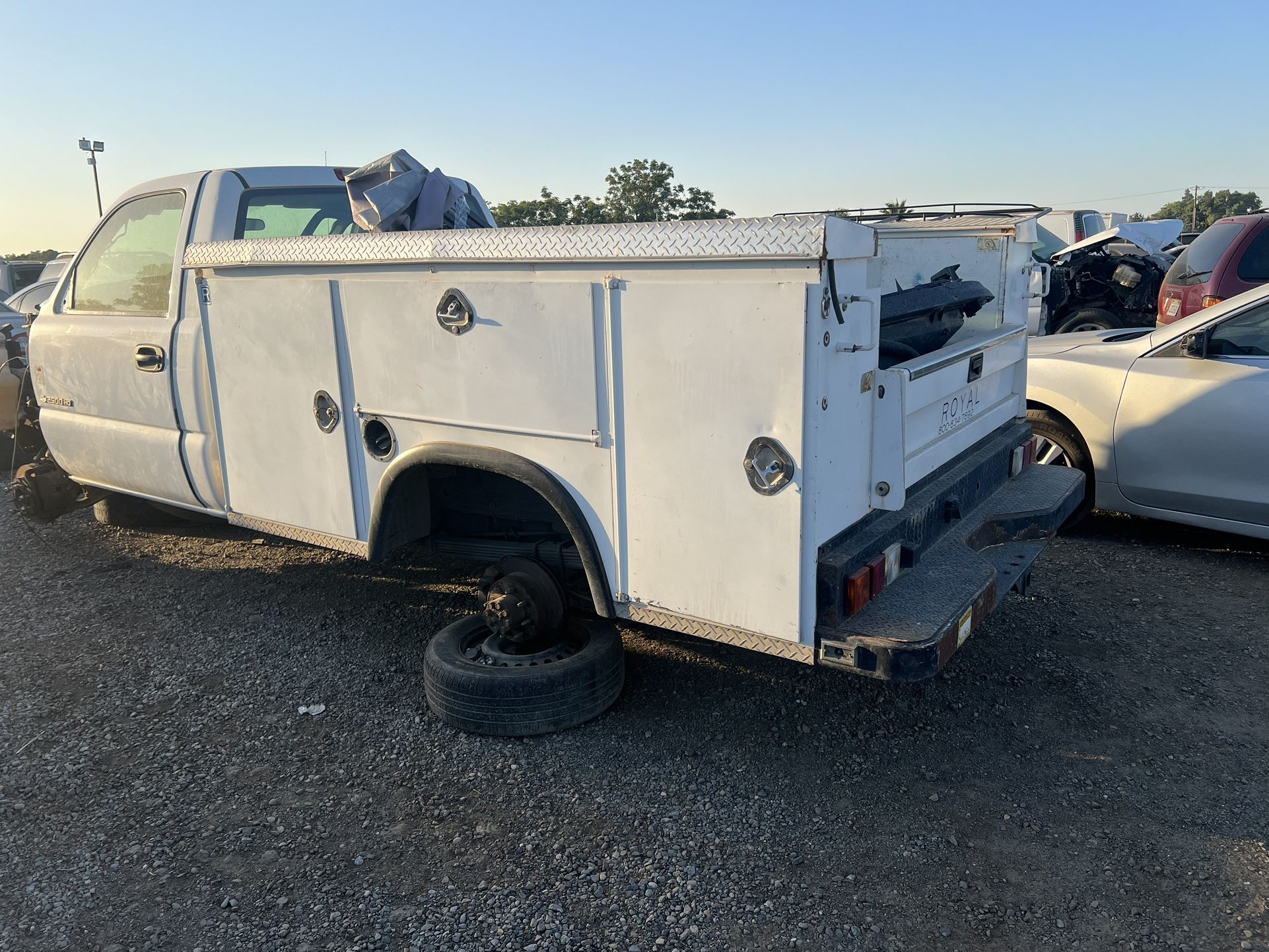 Cajas De Chevy Para Herramientas Y Mas De 200 Carros De Partes