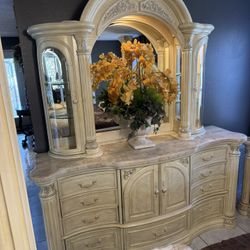 Absolutely Gorgeous! Michael Amini / Aico “ Monte Carlo Snow “ King Size Bedroom Set